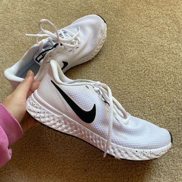Nike Revolution 5 Women’s size 6 - VERY lightly worn - Picture 4 of 9